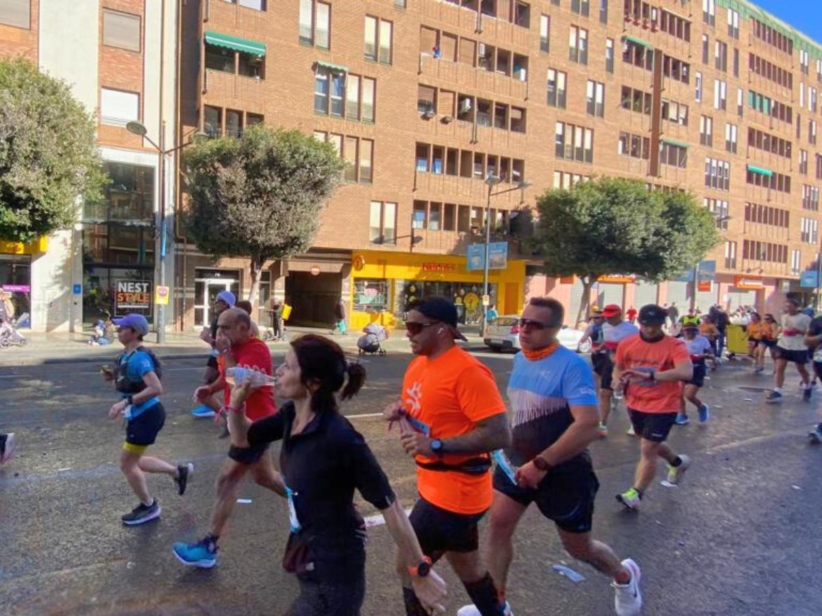 runners of the valencia marathon passing by our hotel